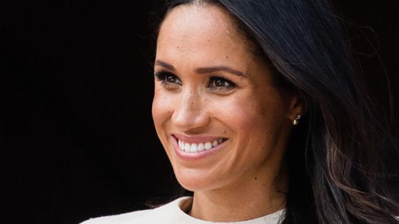 Online foto e video con il direttore di Vogue Uk. Meghan Markle fa (di nuovo) infuriare la regina