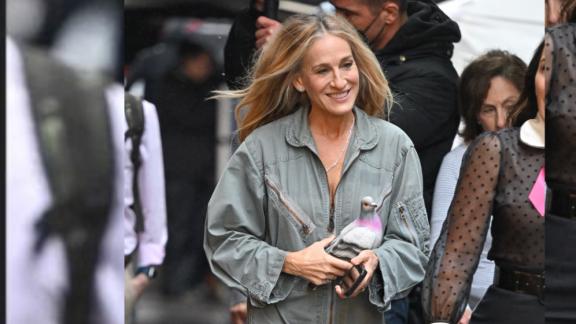 Sarah Jessica Parker è di ritorno. Con la borsa più stravagante di sempre
