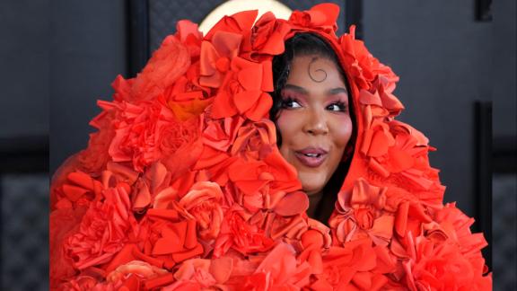 Anche Lizzo in posa con la Gioconda