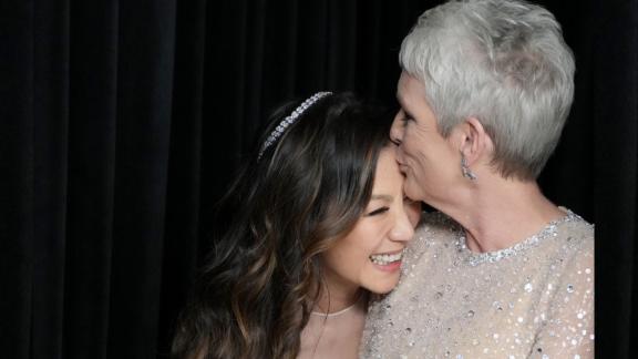 Oscar 2023: il potente messaggio rivolto alle donne dalle vincitrici Michelle Yeoh e Jamie Lee Curtis