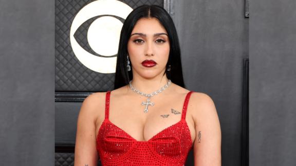 Madonna: la figlia Lourdes sfila con un paio di vistose corna: le foto