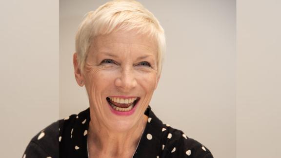 Annie Lennox ci regala uno show da brividi: il video