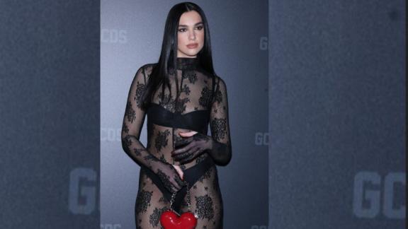 Dua Lipa indimenticabile alla Milano Fashion Week