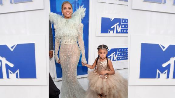 La figlia di Beyoncé offre 80.000 dollari per un paio d'orecchini. E ci si chiede quanto sia ricca la bambina
