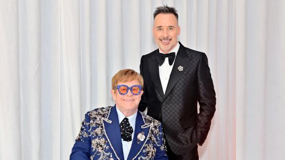 Elton John commosso per i festeggiamenti del suo compleanno: le foto