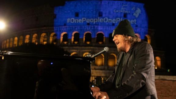 Zucchero esegue un  emozionante inedito al Colosseo: il video  