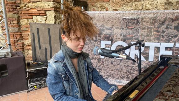 Frida Bollani Magoni emoziona al piano con My Future: il video