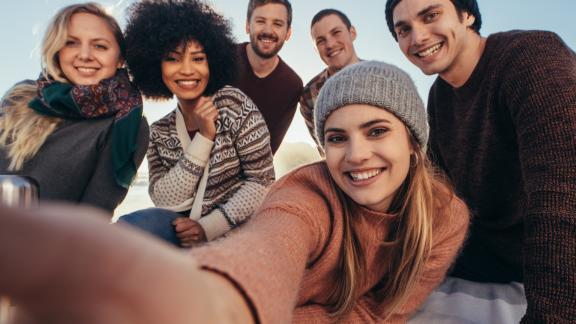 Avere amici da più di 20 anni fa bene, ecco perché