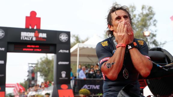 Buon compleanno ad Alex Zanardi, il campione che ci insegna ogni giorno a non mollare mai