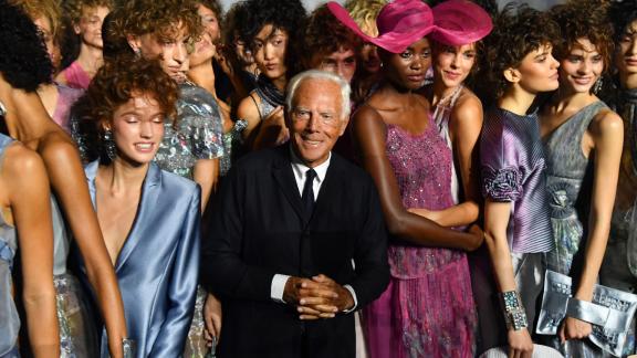 Milano Fashion Week 2022/23:  Giorgio Armani compie un nuovo gesto generoso