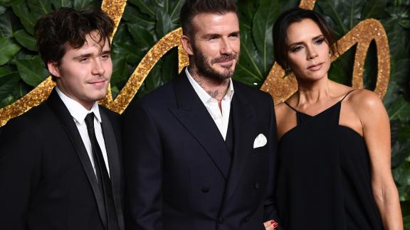Brooklyn Beckham dolcissimo con la sorellina Harper
