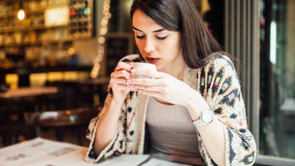 Abbassa il volume per assaporare meglio il caffè: ecco come i suoni influiscono sulla percezione del gusto