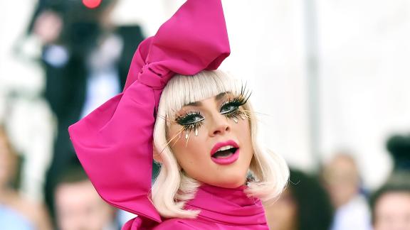 Lady Gaga torna in scena con “Stupid Love”