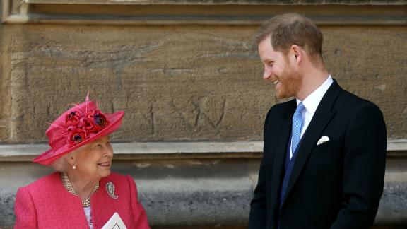 La Regina Elisabetta fa una grande sorpresa al Principe Harry