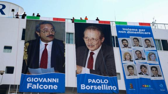 Giovanni Falcone: un grande murale a Palermo per ricordare la sua lotta