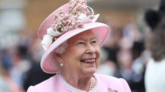 La Regina Elisabetta torna a sorridere