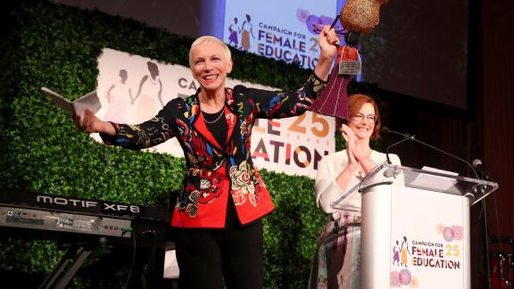 Annie Lennox promuove un'asta benefica a sostegno delle donne vittime di violenza