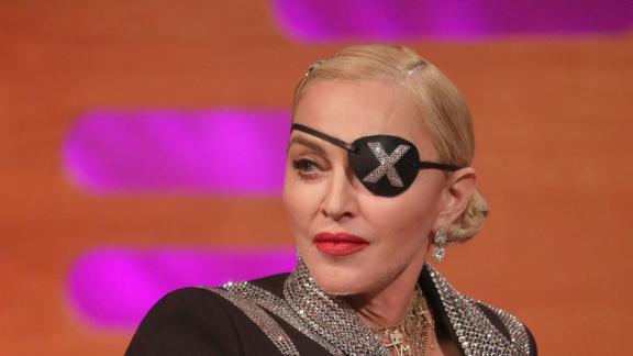 Madonna canta Like a Prayer in strada ad Harlem: il video