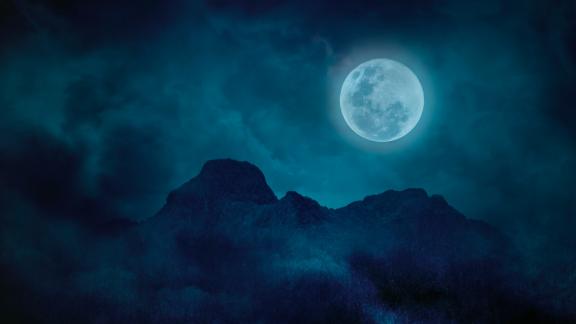 La Luna circondata dalla sua corona incanta tutti... anche la NASA