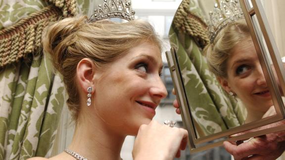 La scintillante tiara Savoia va all'asta. E anche voi potete provarla!