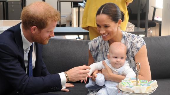 Baby Archie compie 2 anni. E intanto mamma Meghan è accusata di plagio