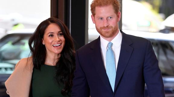Harry e Meghan tornano in strada per aiutare le famiglie in difficoltà