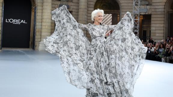 La bellezza non ha età: Helen Mirren in passerella a 74 anni