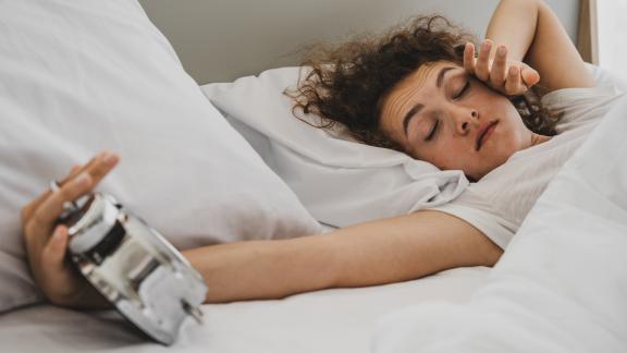La mattina il cervello fa fatica a ripartire? Si chiama “inerzia del sonno”