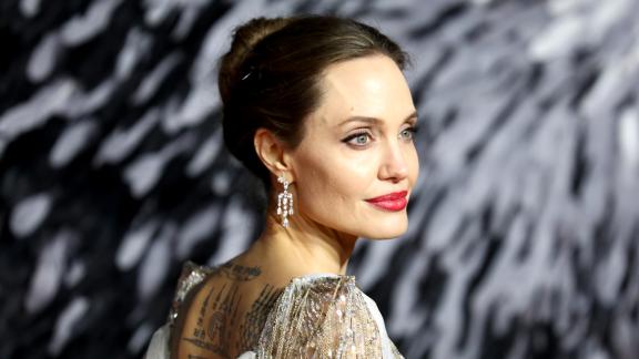 Angelina Jolie si mette a nudo. In tutti i sensi