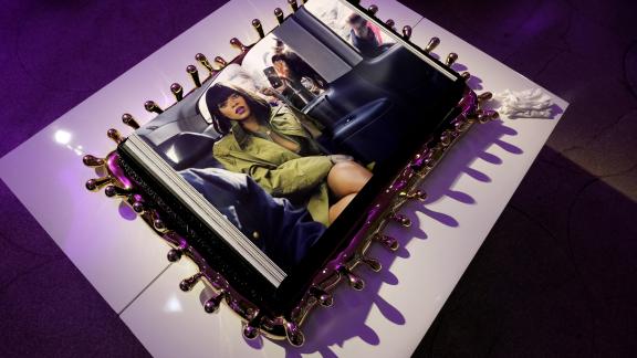 Rihanna sfida Instagram con la sua autobiografia