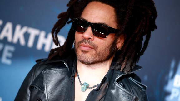 Lenny Kravitz inarrestabile: testimonial per una nota griffe
