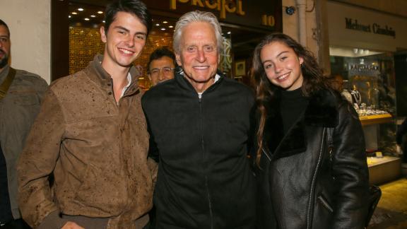 Michael Douglas partecipa al diploma della figlia. Ed è scambiato per il nonno della ragazza