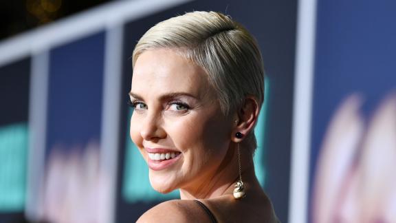Charlize Theron così non l'avevamo mai vista!