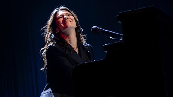 Elisa canta nel Colosseo vuoto. Ed è subito emozione