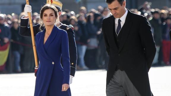 Letizia di Spagna sceglie il blu royal. Una lezione di stile davvero regale