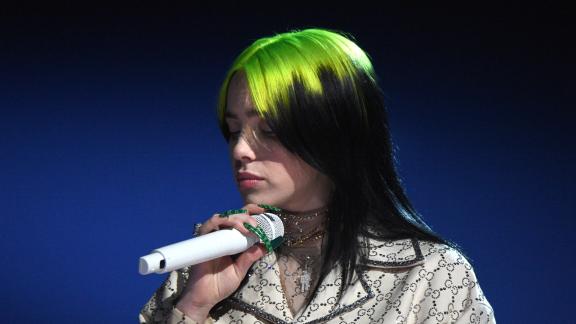 Billie Eilish e quell'emozionante video nel deserto