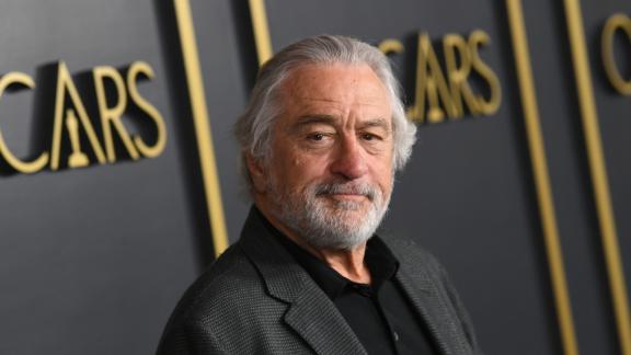 Robert De Niro in vacanza a Napoli: l'omaggio a Maradona