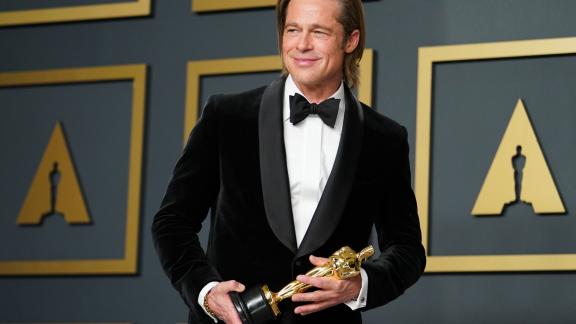 Oscar 2020: Brad Pitt vincitore abbraccia DiCaprio