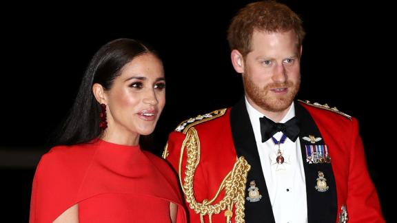 Meghan e Harry donano 90.000 sterline per l'emergenza sanitaria. Ma intanto il loro fascino si appanna. Che succede?