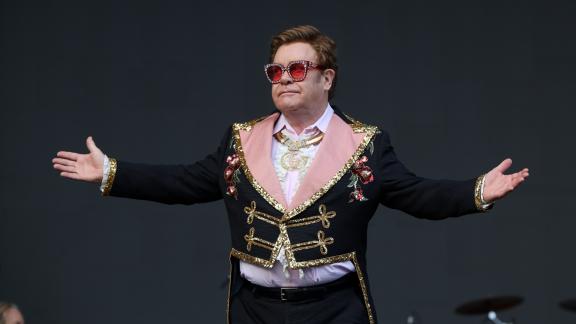 Tutta la grandezza di Elton John: costretto a interrompere lo show, si scusa in lacrime col pubblico