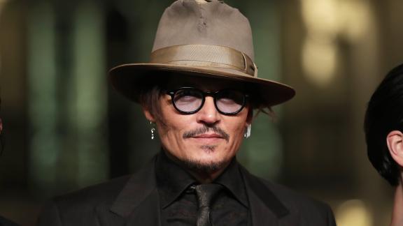 Johnny Depp in pigiama per Rihanna. E scoppia la polemica