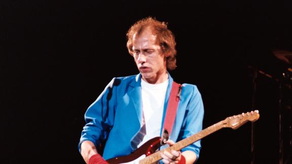 Mark Knopfler e il su gran cuore: ha donato la sua Fender Stratocaster in beneficenza