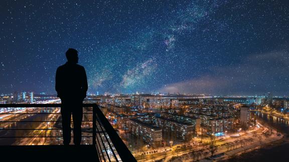 La città che spegne le luci per ammirare il firmamento