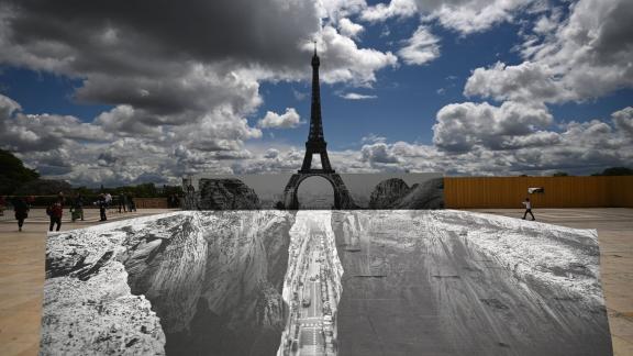 La Tour Eiffel e quell'incredibile scogliera che si è materializzata ai suoi piedi