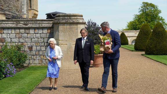 La Regina Elisabetta e quella rosa che porta il nome del Principe Filippo