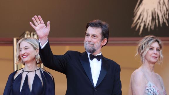 Nanni Moretti entusiasma Cannes.  Dove è arrivato sulle note di Allegria di Jovanotti e Morandi