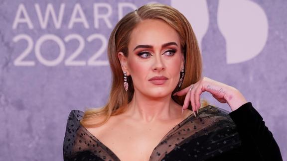 Adele tra grandi licenziamenti e tanta voglia di maternità