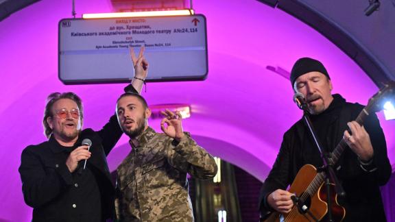 Gli U2 suonano a  sorpresa nella metropolitana di Kiev: il video