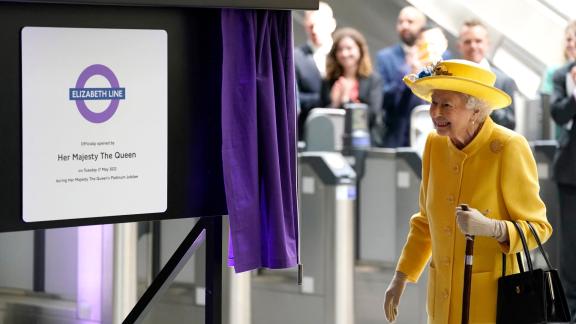 Queen Elizabeth: la metro che le è stata dedicata pullula di opere d'arte: il video