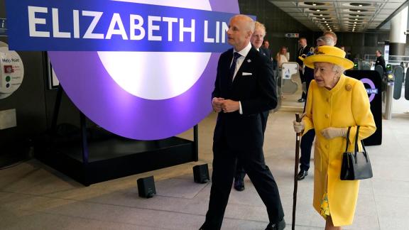 La Regina Elisabetta a sorpresa inaugura la metro che porta il suo nome: le foto più belle!